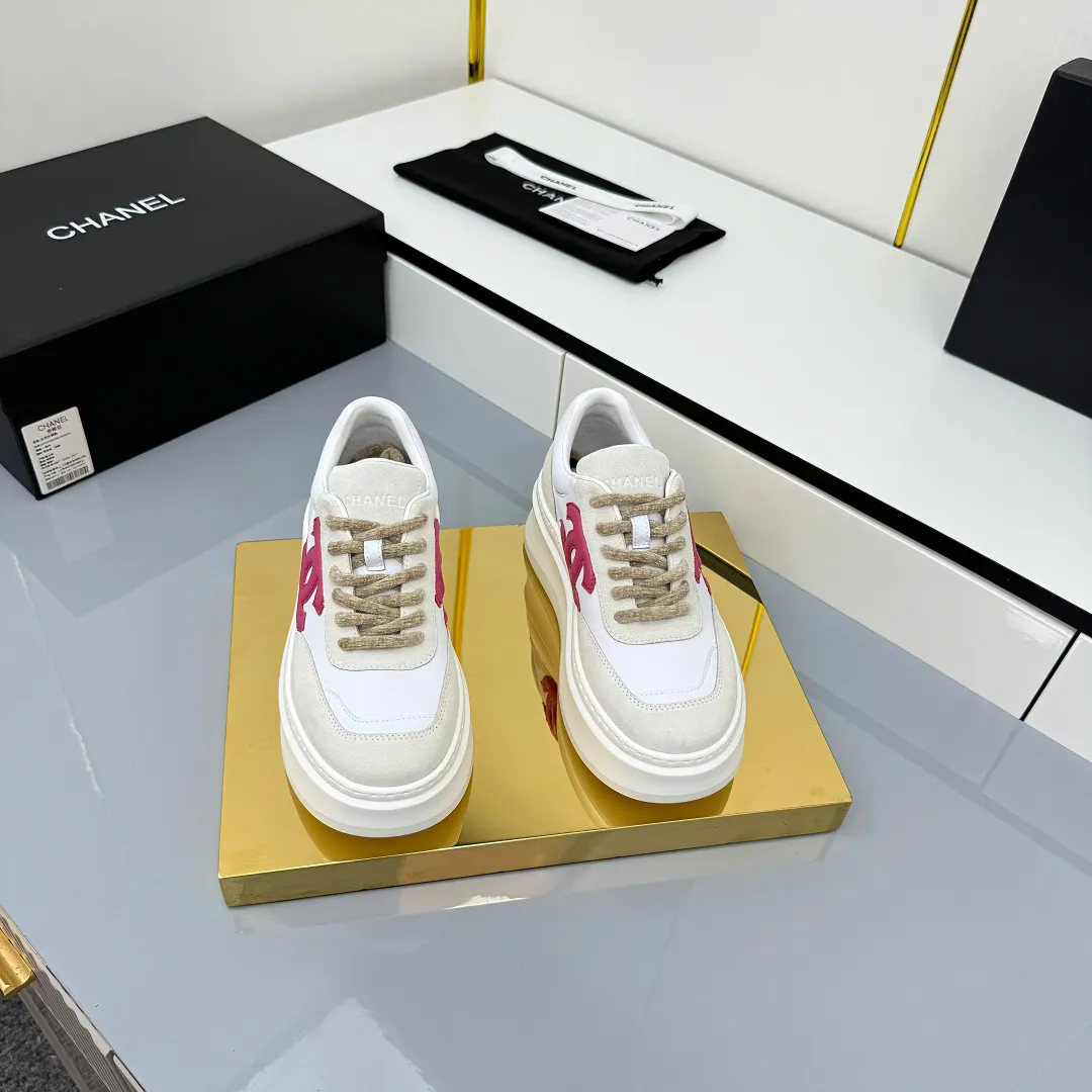 👟👟Ex-factory price 660👟👟 Top version! Chanel Chanel panda shoes! 2025 counter's top casual sports shoes. This classic design; the upper is electro-embroidered with a variety of techniques; the outsole is fashionable and sporty; the unusual inclusion of a variety of color matching elements... The diversified mix and match is very good-looking and versatile, and can be used for leisure, fashion, sports, and outdoor... ꫛꫀꪝ Go➫ Materials: ❶Upper made of: original imported first-layer silk cowhide + original waterproof cloth + original first-layer cowhide ❷Inner lining: Original Yangli+wang ❸ Outsole based on: Original TPU combination outsole Counter boutique packaging complete set for women 35–41